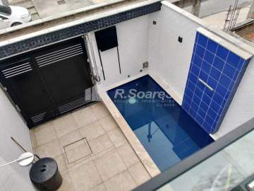 Casa com três quartos sendo duas suítes, na Avenida Carlos Pontes, em Jardim Sulacap. - VVCN30235