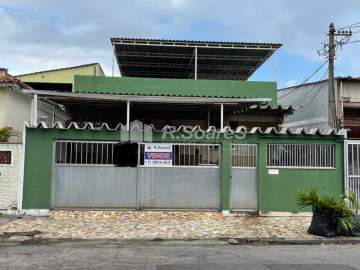 AGENDE SUA VISITA! - Casa com 03 quartos sendo 01 suíte, garagem coberta, em Vila Valqueire, rua Jagoroaba. - VVCA30370
