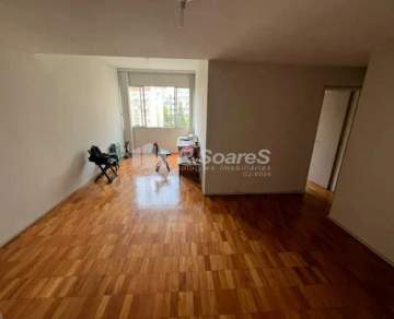 LINDO APARTAMENTO! - Rua Paissandu. Apartamento com três quartos, dependência completa e uma vaga de garagem. - BRAP30345