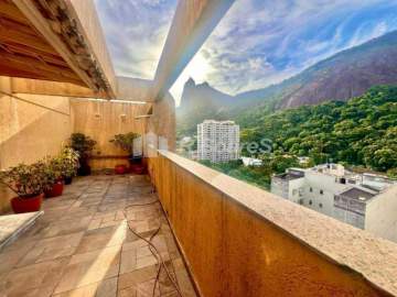 Cobertura duplex em Botafogo, dois quartos sendo um suíte, dependência completa, terraço com vista para o Cristo e uma vaga de garagem. - BRCO20013
