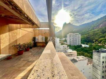 Cobertura duplex em Botafogo, dois quartos sendo um suíte, dependência completa, terraço com vista para o Cristo e uma vaga de garagem. - BRCO30029