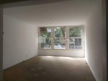 AGENDE SUA VISITA! - Excelente apartamento em Copacabana de três quartos sendo um suíte e dependência completa. - BRAP30391