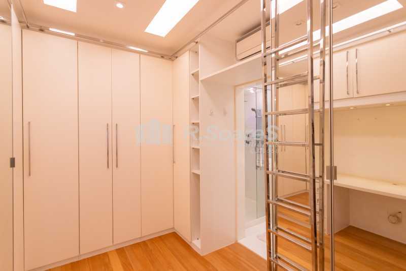 CLOSET 2 - 19
