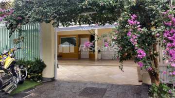 Ótima localização - Casa luxuosa com 3 quartos e suíte, jardim arborizado, em Vila Valqueire, no condomínio Vale das Acácias. - VVCN40088