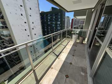 Ótima localização - Barra da Tijuca varandão , sala e quarto reformado por arquiteto - MEAP10038