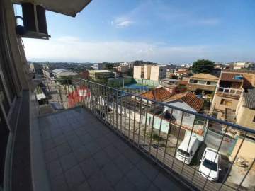 Apartamento com varanda, 2 quartos, dependência e 2 vagas de garagem. - PAAP26091
