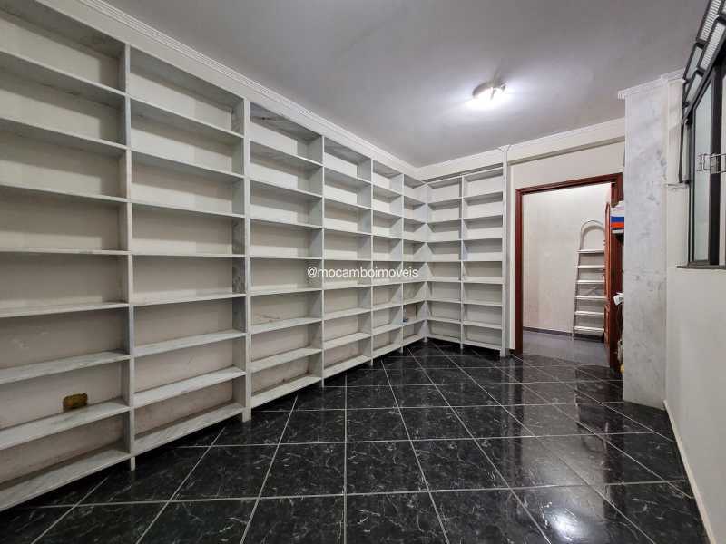 Sala com biblioteca - 5