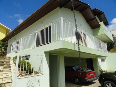 Fachada e garagem - 1