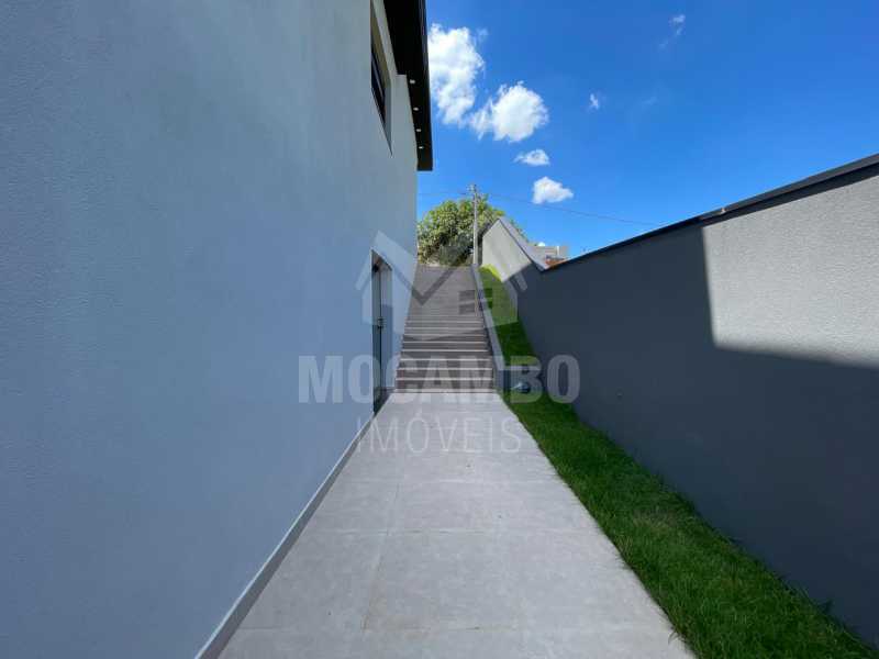 Entrada lateral. - 23