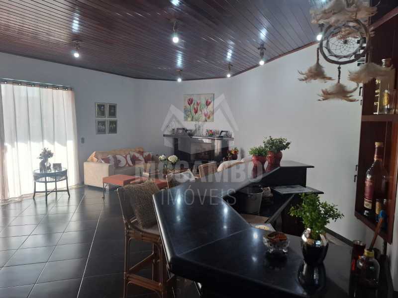 Sala com lareira e bar - 2