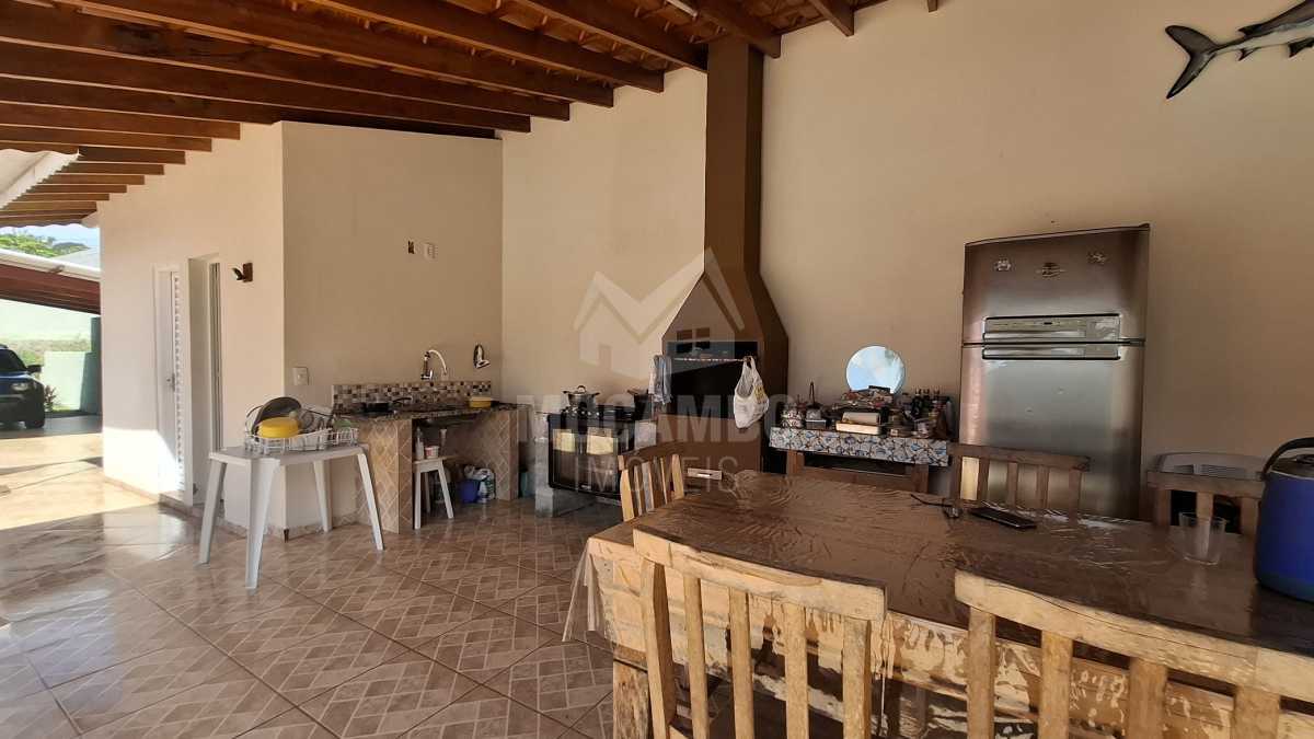 Churrasqueira e banheiros exte - 7