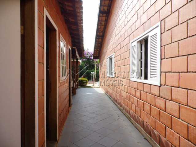 Conheça corredor externo do imóvel - Casa em Condomínio 4 quartos à venda Itatiba,SP Loteamento Itatiba Country Club - R$ 860.000 - FCCN40046 - 13 corredor externo - 13