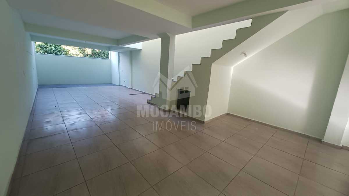 Espaço externo com banheiro. - 10