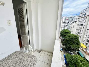Imperdível - Oportunidade! Apartamento quarto e sala com varanda em andar alto, atrás do Copacabana Palace - GAAP10469