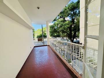 UNICO! Excelente apartamento térreo, com varanda, vista rua, com 148m2 de área - GAAP31054