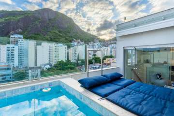 Ótima localização - Cobertura Triplex completamente reformada, mobiliada e planejada por Arquiteto em Copacabana. - GACO20046