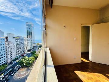 Imperdível - Apartamento sala, 2 quartos, dependências e garagem, 78 m2 no coração de Copacabana - GAAP20829