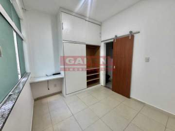 Ótima localização - Excelente apartamento Quarto e Sala Reformado em Laranjeiras - Ao lado do metrô do Largo do Machado - GAAP10543