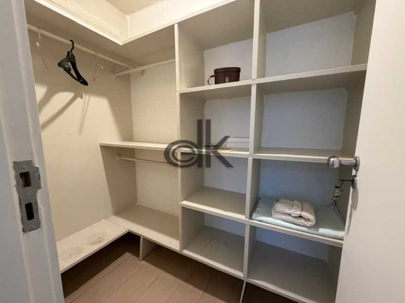 CLOSET. - 17