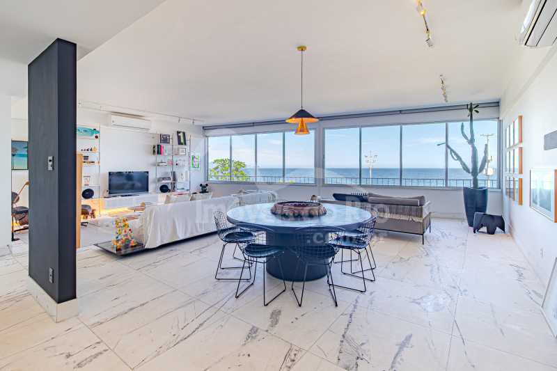 Apartamento com 209m, 3 quartos e vaga, a venda na Av Atlântica. - APCO1546p