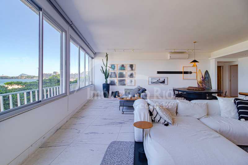 Apartamento com 209m, 3 quartos e vaga, a venda na Av Atlântica. - APCO1546p