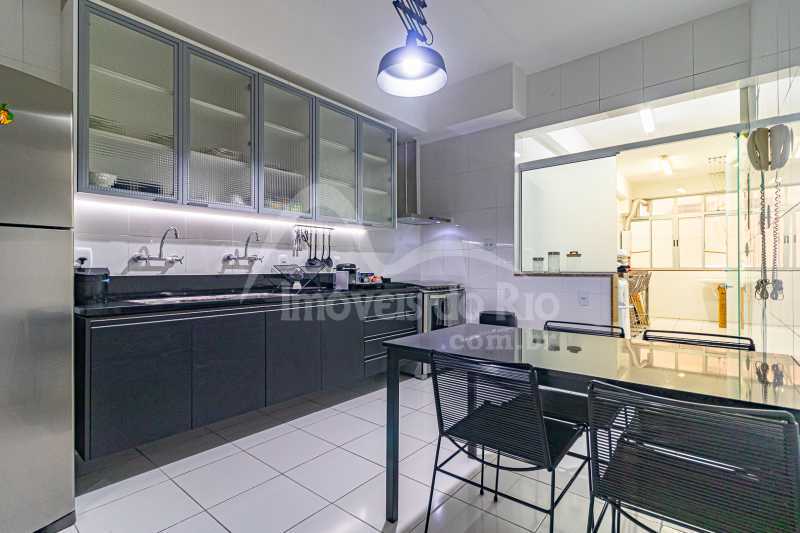 Apartamento com 209m, 3 quartos e vaga, a venda na Av Atlântica. - APCO1546p