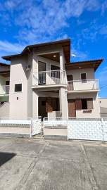 Condomínio Residencial Buganville - Ótima localização - Casa com piscina em Condomínio no Centro de Maricá - CECN20059