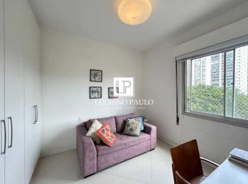 8ef70ebb-1736-4997-b095-eecdd9 - 24