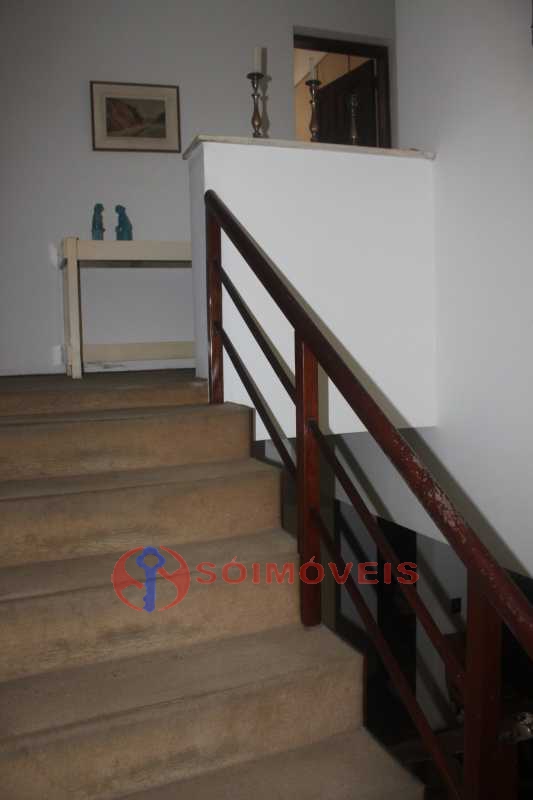 Conheça escada corredandar superior do imóvel - Casa Cosme Velho - LBCA40013 - 5 escada corredandar superior - 5