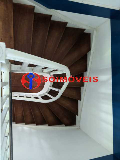 Conheça 9 do imóvel - NO ALTO DA BOA VISTA MARAVILHOSA CASA COLONIAL DE DOIS ANDARES TODA ARBORIZADA VAGA PARA TRÊS CARROS . DOC. OK .OPORTUNIDADE!!!! - LBCA40085 - 9 9 - 9