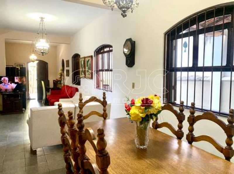 casa-com-4-quartos-a-venda-298 - 2