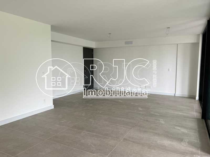 16585_G1692716048 - 4