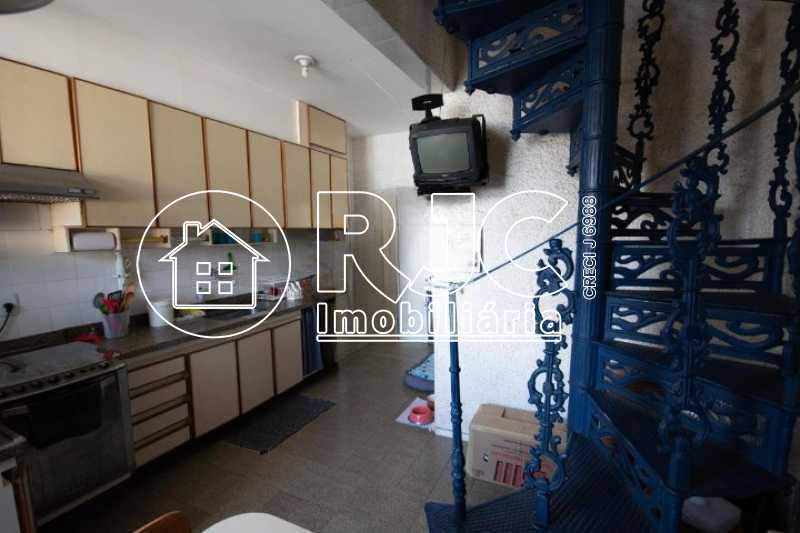 893665151-598.8069410963029DSC - 10