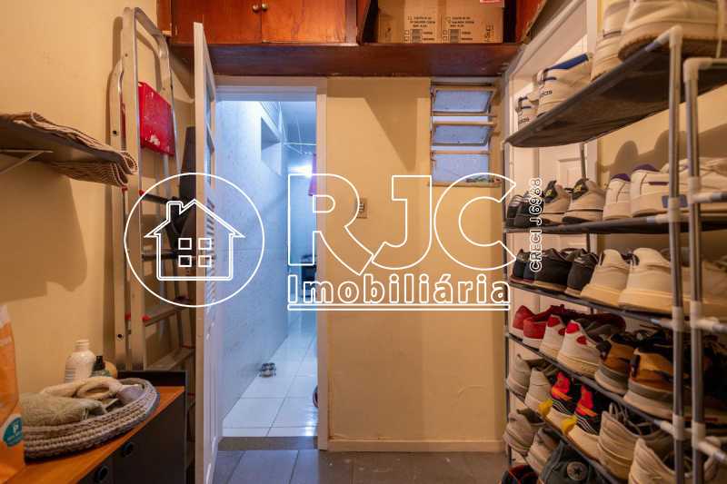 original895073884-893.65844854 - 26