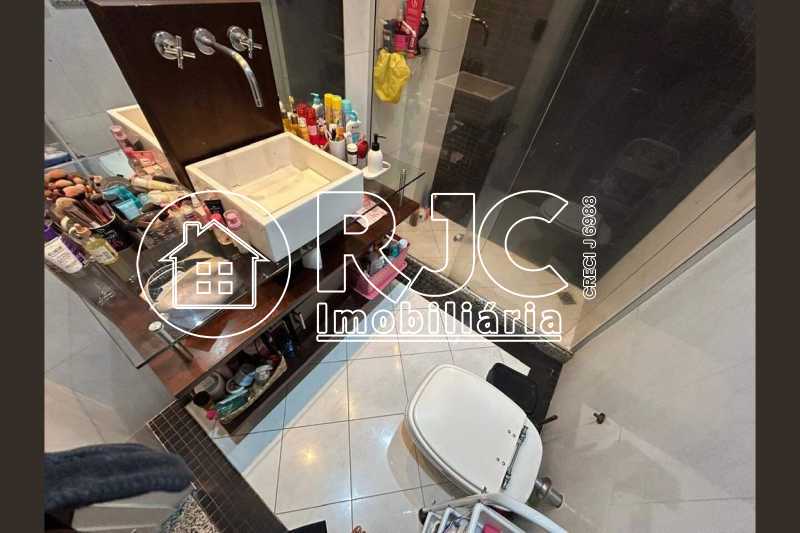 original895066644-734.99902256 - 16