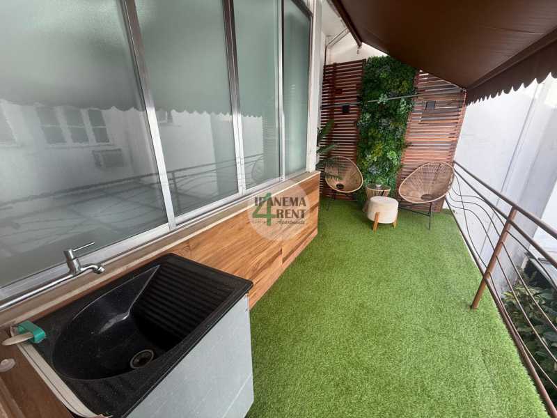 Conheça 04 do imóvel - Apartamento 65 m², frontal, sala, dois quartos, um banheiro social, varanda externa, área de serviço, quarto de empregada, três andares, dez unidades no total. - IPV2233 - 4 04 - 4