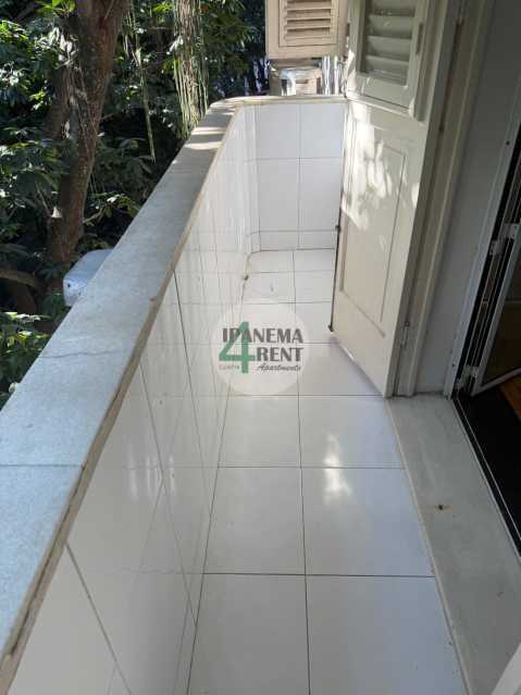 Conheça 10 do imóvel - Apartamento 65 m², frontal, sala, dois quartos, um banheiro social, varanda externa, área de serviço, quarto de empregada, três andares, dez unidades no total. - IPV2233 - 10 10 - 10