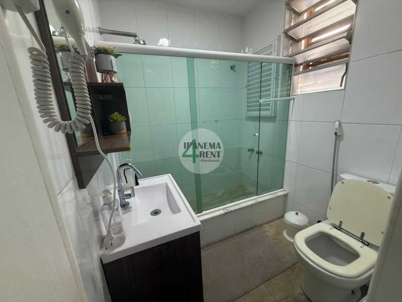 Conheça 14 do imóvel - Apartamento 65 m², frontal, sala, dois quartos, um banheiro social, varanda externa, área de serviço, quarto de empregada, três andares, dez unidades no total. - IPV2233 - 14 14 - 14