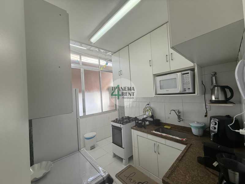 Conheça 15 do imóvel - Apartamento 65 m², frontal, sala, dois quartos, um banheiro social, varanda externa, área de serviço, quarto de empregada, três andares, dez unidades no total. - IPV2233 - 15 15 - 15