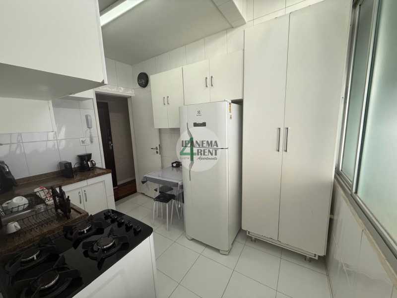 Conheça 16 do imóvel - Apartamento 65 m², frontal, sala, dois quartos, um banheiro social, varanda externa, área de serviço, quarto de empregada, três andares, dez unidades no total. - IPV2233 - 16 16 - 16