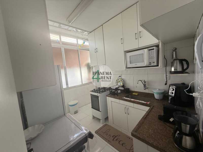 Conheça 17 do imóvel - Apartamento 65 m², frontal, sala, dois quartos, um banheiro social, varanda externa, área de serviço, quarto de empregada, três andares, dez unidades no total. - IPV2233 - 17 17 - 17