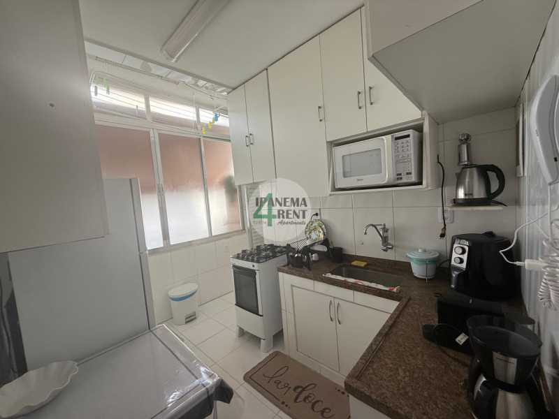 Conheça 18 do imóvel - Apartamento 65 m², frontal, sala, dois quartos, um banheiro social, varanda externa, área de serviço, quarto de empregada, três andares, dez unidades no total. - IPV2233 - 18 18 - 18