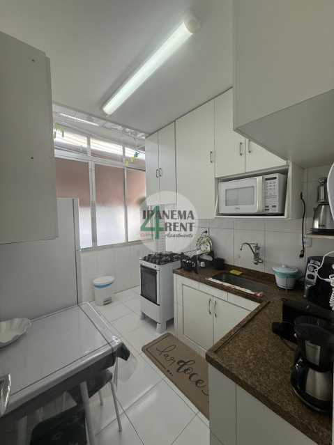 Conheça 19 do imóvel - Apartamento 65 m², frontal, sala, dois quartos, um banheiro social, varanda externa, área de serviço, quarto de empregada, três andares, dez unidades no total. - IPV2233 - 19 19 - 19
