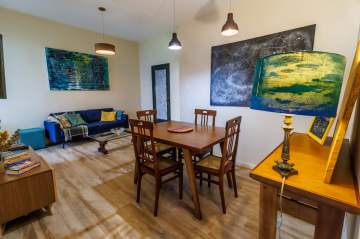 Ótima localização - Apartamento de 78 m², charmoso, de frente, claro e arejado, sala dois quartos com novos aparelhos de ar condicionado, dois banheiros social, cozinha com área de serviço. - IPV2234