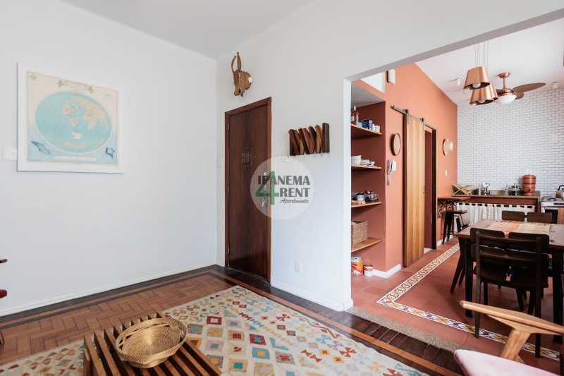 Conheça 07 do imóvel - Apartamento 60 m², claro com sacada, arejado e reformado. Sala, dois quartos, um banheiro social, um banheiro de empregada, armários embutidos, copa cozinha com dependência completa. - IPV2235 - 7 07 - 7