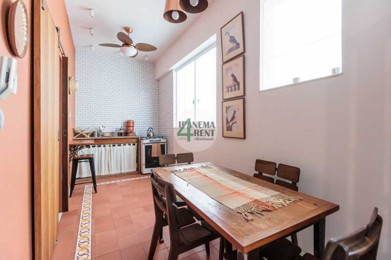 Conheça 08 do imóvel - Apartamento 60 m², claro com sacada, arejado e reformado. Sala, dois quartos, um banheiro social, um banheiro de empregada, armários embutidos, copa cozinha com dependência completa. - IPV2235 - 8 08 - 8