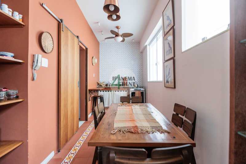Conheça 09 do imóvel - Apartamento 60 m², claro com sacada, arejado e reformado. Sala, dois quartos, um banheiro social, um banheiro de empregada, armários embutidos, copa cozinha com dependência completa. - IPV2235 - 9 09 - 9