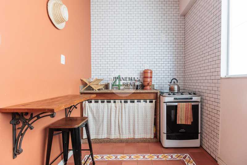 Conheça 10 do imóvel - Apartamento 60 m², claro com sacada, arejado e reformado. Sala, dois quartos, um banheiro social, um banheiro de empregada, armários embutidos, copa cozinha com dependência completa. - IPV2235 - 10 10 - 10