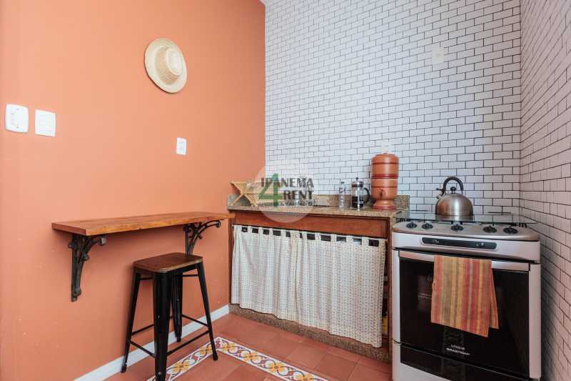 Conheça 11 do imóvel - Apartamento 60 m², claro com sacada, arejado e reformado. Sala, dois quartos, um banheiro social, um banheiro de empregada, armários embutidos, copa cozinha com dependência completa. - IPV2235 - 11 11 - 11