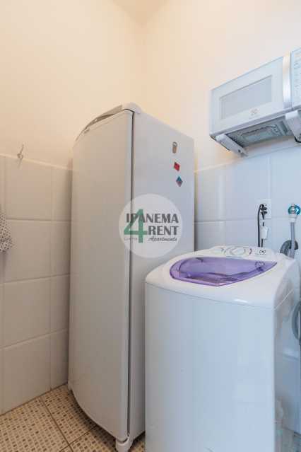 Conheça 12 do imóvel - Apartamento 60 m², claro com sacada, arejado e reformado. Sala, dois quartos, um banheiro social, um banheiro de empregada, armários embutidos, copa cozinha com dependência completa. - IPV2235 - 12 12 - 12